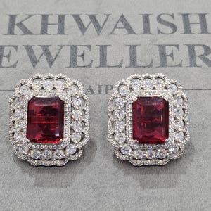 Pendientes de plata con diamantes talla esmeralda talla rubí, solitarios y circonitas cúbicas, engastados en plata.