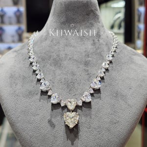 Grandioses Statement-Halsketten-Set mit Anhänger und Ohrringen, bestehend aus einer Halskette und Ohrringen mit herzförmigem, buttergelbem Zirkonia-Anhänger und Ohrringen, Diamantschmuck