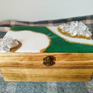 Handgemachte Schmuckschatulle aus Holz mit Epoxidharz und Strass Design, elegantes Geschenk, Schmuckschatulle mit einzigartigem Design.