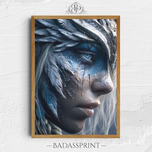 Può includere: Una stampa incorniciata con un ritratto dettagliato di una persona con trucco blu e un copricapo di piume. L'opera d'arte ha un tema fantasy, con il testo "-BADASSPRINT-" in basso. La cornice è di colore marrone caldo.