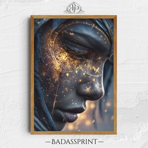 Può includere: Una stampa d'arte digitale incorniciata che mostra il profilo in primo piano di un volto dalla pelle scura, decorato con motivi celesti dorati luminosi, stelle e costellazioni sulla guancia e sull'occhio. Il testo BADASSPRINT è in basso.