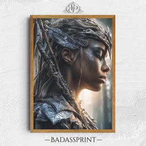 Può includere: Stampa incorniciata con un profilo di una persona con copricapo ed armatura elaborati. L'opera d'arte ha un tema fantasy, con colori tenui e attenzione ai dettagli. Il testo "-BADASSPRINT-" è stampato in basso sulla cornice.