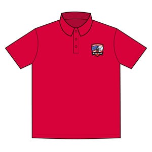 Pode incluir: Uma camisa polo vermelha com gola e três botões. A camisa apresenta um pequeno patch no peito esquerdo com texto e um gráfico de um veículo e da bandeira americana. O patch diz "RANGER RET TEAM".