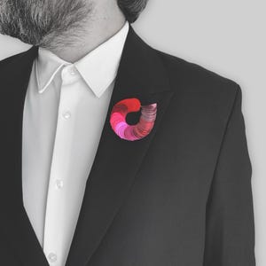 Rubinröd, lavendel, lila, laxrosa spiralbrosch | Handgjord paljettnål | Unisex statement-smycken