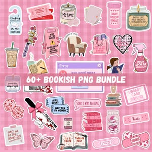 Op de afbeelding: Een verzameling diverse stickers met boekgerelateerde illustraties, waaronder een deurhanger, kaarsen, messen, boeken, een bibliotheekpas en tekstontwerpen zoals "Daily Dose of Kindle" en "Book Spoiler Repellent" in roze tinten.