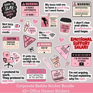 Può includere: Una collezione di adesivi da ufficio rosa e neri con testi umoristici come Born to Slay, Corporate Baddie, Meeting Survivor e Emotional Support Salary, insieme a illustrazioni di sedia da ufficio, tazze di caffè e computer portatili.