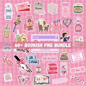 Puede incluir: Una colección de pegatinas PNG rosas y blancas con temática de libros. Incluye pegatinas con texto como "Reading in Progress", "Thriller St." y "True Crime". Otras pegatinas presentan libros, velas y una mariposa.