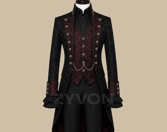 Può includere: Un frac nero con gilet a motivi rosso scuro e polsini abbinati, caratterizzato da bottoni argentati e una catena decorativa. L'indumento presenta un colletto alto, estremità delle maniche con volant e un lungo orlo posteriore. Logo ZYVON visibile.