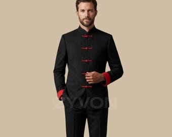 Può includere: Abito nero con collo alla coreana, finiture rosse sui polsini e chiusure a frog rossi. L'abito è abbinato a pantaloni neri coordinati. L'immagine mostra un uomo che indossa l'abito. Il marchio "ZYVON" è visibile.