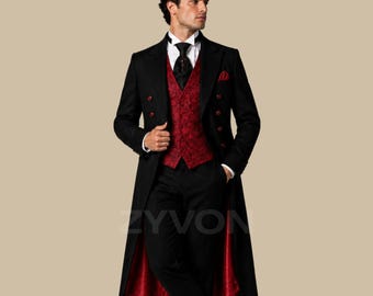 Può includere: Un cappotto lungo nero con bottoni a doppio petto, indossato sopra un gilet rosso a motivi e pantaloni neri. L'insieme include una camicia bianca con colletto, una cravatta nera e un fazzoletto da taschino rosso.