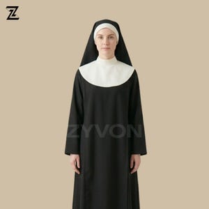 以下が含まれることがあります： 白い襟と頭巾が付いた黒い修道服。修道女の服装には白いベールと黒いベールが含まれています。「ZYVON」の文字が衣服の中央下部に印刷されています。