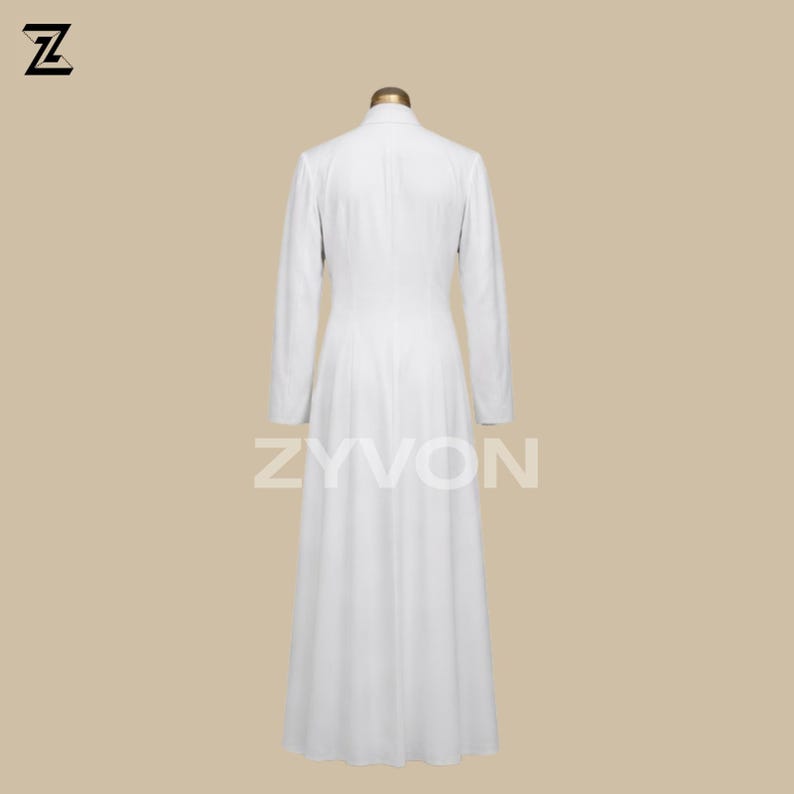 Pu&ograve; includere: Un lungo cappotto bianco con maniche lunghe e collo alto. Il cappotto &egrave; esposto su un manichino. Il nome del marchio "ZYVON" &egrave; stampato in bianco sulla parte inferiore del cappotto. Il cappotto sembra essere realizzato in un tessuto leggero.