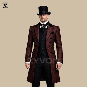 Op de afbeelding: Een bordeauxrode en zwart patroon lange jas met een zwart vest, broek en hoge hoed. De jas heeft een fluwelen kraag en sierlijke knopen. De outfit is formeel en elegant, geschikt voor speciale gelegenheden. De merknaam "ZYVON" is zichtbaar.