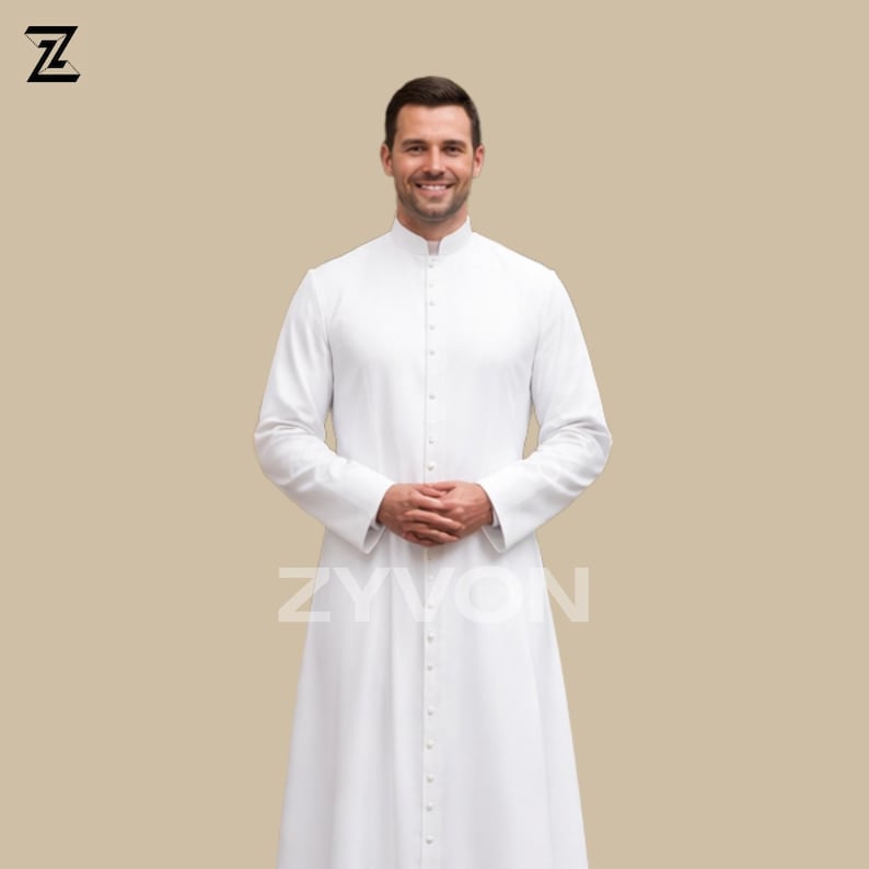 Pu&ograve; includere: Una veste clericale bianca a maniche lunghe con colletto alla coreana e abbottonatura frontale. La veste &egrave; indossata da una persona con le mani giunte davanti. Il marchio "ZYVON" &egrave; stampato in bianco nella parte inferiore.