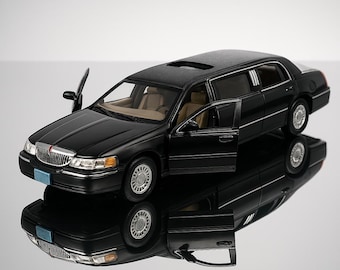 Lincoln Town Car Limousine 1999 – échelle 1/18 – Sunstar – (manque Rétros)