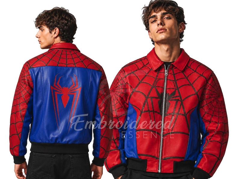 K&ouml;nnte beinhalten: Rote und blaue Spider-Man-Bomberjacke mit schwarzem Kragen und B&uuml;ndchen. Die Jacke hat ein Spinnennetz-Design auf den roten Bereichen und ein gro&szlig;es Spider-Man-Logo auf der blauen R&uuml;ckseite. Mit Rei&szlig;verschluss.