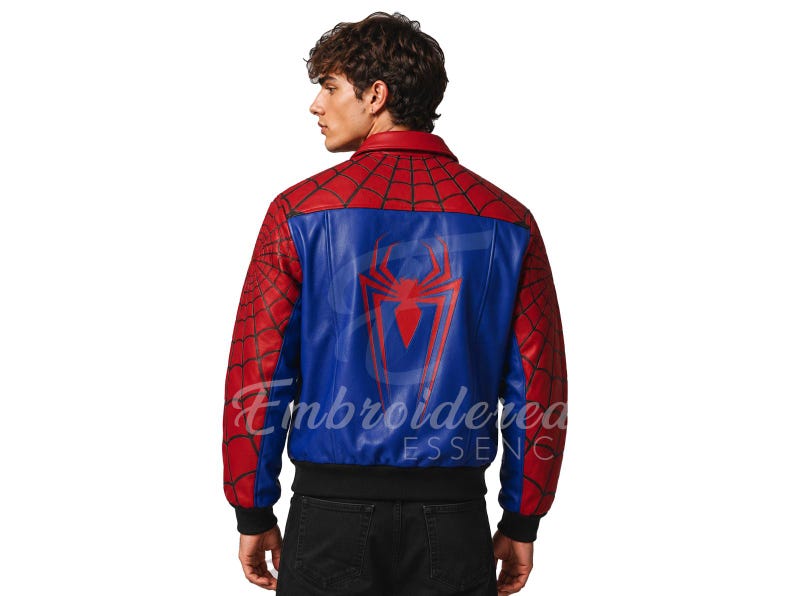 K&ouml;nnte beinhalten: Rote, blaue und schwarze Spider-Man-Bomberjacke. Die Jacke hat ein rotes Spinnennetz-Design auf den &Auml;rmeln und Schultern, mit einem blauen R&uuml;ckenteil, das ein rotes Spinnenemblem zeigt. Schwarzer gerippter Saum und B&uuml;ndchen.