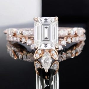 Anillo de compromiso Art Déco de corte esmeralda, alianzas apilables vintage de oro rosa, conjunto nupcial exclusivo de talla marquesa, anillo de tres piezas de oro macizo.