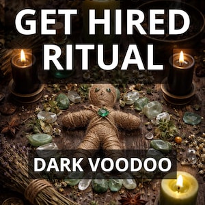 Puede incluir: Una composición mística con una muñeca vudú, velas, cristales y hierbas secas. El texto dice "POWERFUL GET HIRED RITUAL" y "DARK VOODOO". La imagen tiene un tema espiritual, con una etiqueta "PHOTO PROOF".