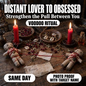 Può includere: Due bambole in tessuto beige avvolte da filo rosso, posizionate su una superficie in legno con due candele rosse, ciotole di erbe essiccate e conchiglie di ciprea. Il testo recita: DISTANT LOVER TO OBSESSED, Strengthen the Pull Between You, VOODOO RITUAL, SAME DAY, PHOTO PROOF WITH TARGET NAME.