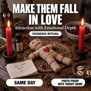 Könnte beinhalten: Eine beigefarbene Voodoo-Puppe aus Stoff mit rotem Herzaufnäher und roten Fadenakzenten, zwei rote Kerzen in dunklen Haltern, ein Fläschchen mit der Aufschrift Love Attraction Oil, ein Zettel mit dem Text Their Name Here sowie getrocknete Kräuter.