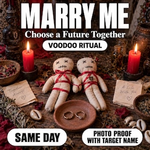 Puede incluir: Dos muñecos de tela beige con rasgos faciales cosidos y ataduras de cinta roja, colocados cerca de dos velas rojas, un pequeño plato de arcilla con dos anillos de metal y dos notas escritas a mano que dicen Together Always y A Life With You.
