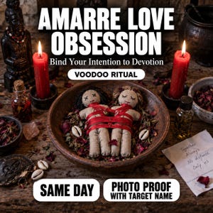 Peut inclure: Deux poupées en tissu beige liées par un ruban rouge dans un bol en bois rempli de pétales de rose séchés et de coquillages. L'image contient le texte AMARRE LOVE OBSESSION, Bind Your Intention to Devotion, VOODOO RITUAL, SAME DAY et PHOTO PROOF WITH TARGET NAME.