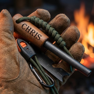 Personalisierter Feuerstarter, individuell gravierter Holzgriff Ferro Rod, Camping Survival-Tool, Trauzeugen Geburtstagsgeschenk für ihn Papa Männer Freund