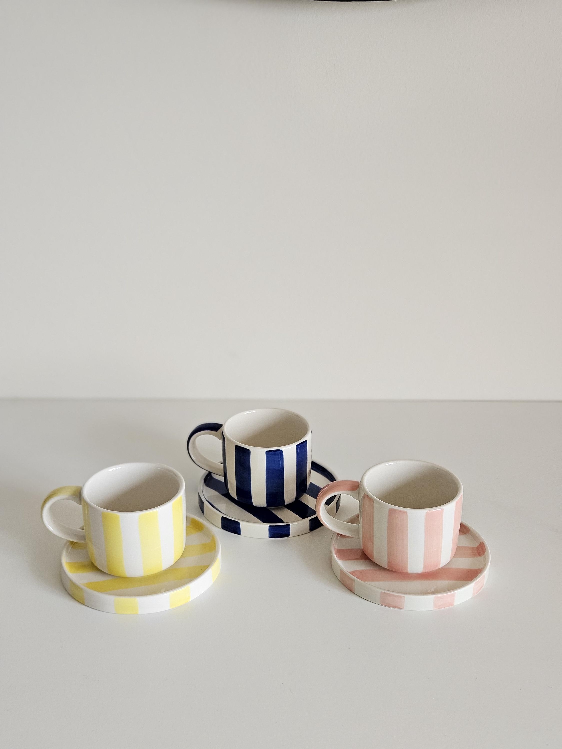 Gestreifte keramik tasse