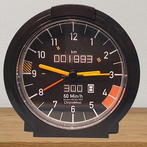 Handmade speedometer alarm clock in Mercedes W124 style – individually designed clock, gift for car fans, vintage car decoration