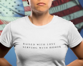 Maglietta da mamma militare, cresciuta con amore, al servizio con onore, maglietta patriottica