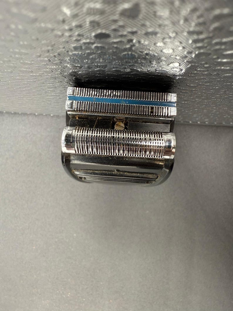 Vintage Remington-Rand Blue Streak Triple Electric Shaver Model 377 image 7