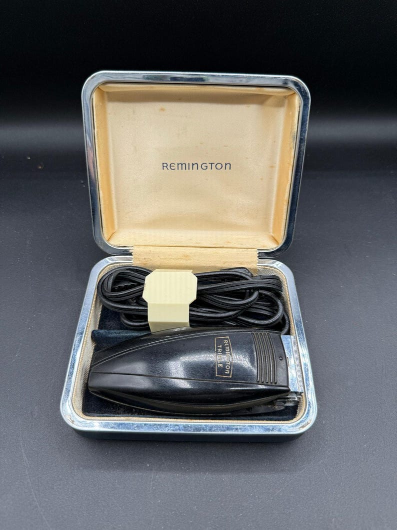 Vintage Remington-Rand Blue Streak Triple Electric Shaver Model 377 image 1
