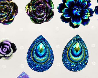 Può includere: Un assortimento di orecchini colorati in vari design. La collezione comprende paia di orecchini a bottone a forma di rosa iridescente, orecchini a bottone a forma di fiore blu e orecchini a goccia con accenti di gioielli. Gli orecchini sono esposti su una superficie trasparente e puntinata.