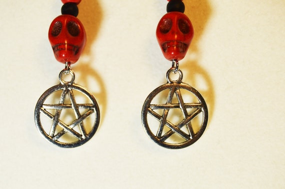 Red stone scull and pentagram earrings. | Skull | Black | Red | Punk | Goth | Dangle | Star