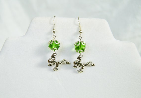 Silver plated frog earrings, glass beads, Toad, Green, Tropical, Garden, Rainforest