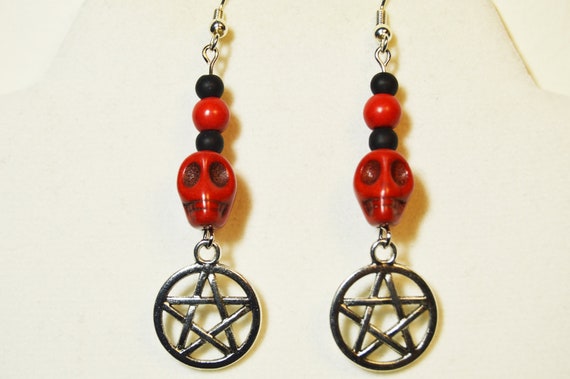 Red stone scull and pentagram earrings. | Skull | Black | Red | Punk | Goth | Dangle | Star