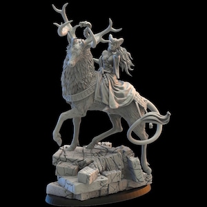 Peut inclure: Sculpture grise détaillée d'une femme chevauchant un cerf. La femme porte une robe fluide et un headdress à cornes. Le cerf a de grands bois et des éléments décoratifs. La sculpture repose sur une base rocheuse sur fond noir.