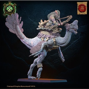 Könnte beinhalten: Detaillierte Miniaturfigur einer Kreatur mit Reiter, wahrscheinlich für Tabletop-Spiele. Die Kreatur ist eine hellblaue und lila dinosaurierartige Figur mit Federdetails. Der Reiter ist ein reptilienartiger Humanoid. Die Basis ist dunkelblau. Der Text "Cuetzpal Empire Remastered Vol II" ist sichtbar.