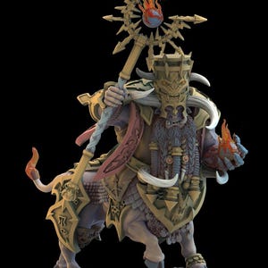 Peut inclure: Figurine détaillée d'une créature mythique, un être semblable à un centaure avec un casque à cornes et une longue barbe. Il tient un bâton surmonté d'un motif en forme d'éclat de soleil et d'un globe enflammé. La figurine est dans des tons or, violet et bleu.
