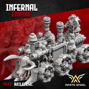 Könnte beinhalten: Graues Miniaturmodell einer Kriegsmaschine mit dem Text "Infernal Empire" und "May Release". Das Modell hat einen bullenartigen Kopf, mehrere Türme und eine Kriegerfigur mit einem Hammer. Die Räder haben ein zahnradartiges Design.