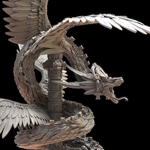 Peut inclure: Une sculpture détaillée d'un serpent à plumes aux ailes déployées. Le serpent s'enroule autour d'un pilier avec des sculptures complexes. La sculpture est de couleur gris clair et se détache sur un fond noir.