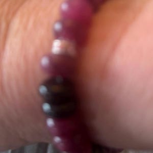 Ensemble collier et bracelet avec pierres multicolores inspirées d'anthropologie et accents de cristaux roses image 8