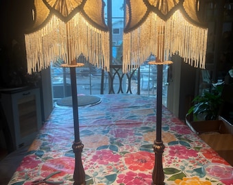 Paire de lampes victoriennes de 69 po. de haut en laiton avec abat-jour en coeur de soie vert olive à franges