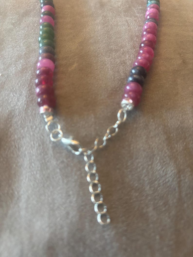 Ensemble collier et bracelet avec pierres multicolores inspirées d'anthropologie et accents de cristaux roses image 9