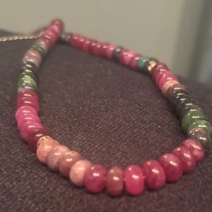 Ensemble collier et bracelet avec pierres multicolores inspirées d'anthropologie et accents de cristaux roses image 2