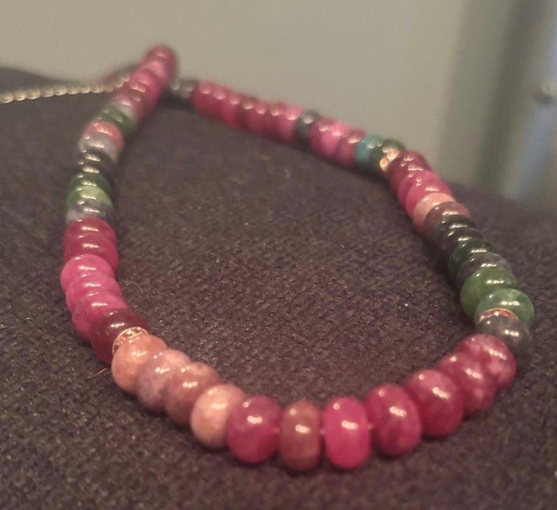 Ensemble collier et bracelet avec pierres multicolores inspirées d'anthropologie et accents de cristaux roses image 2