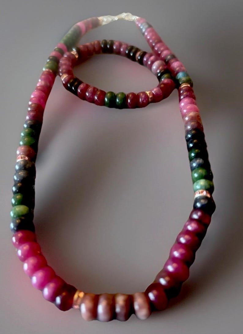 Ensemble collier et bracelet avec pierres multicolores inspirées d'anthropologie et accents de cristaux roses image 1