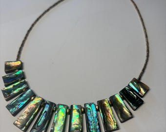 Collar de tablón grueso de concha de abulón con cuentas de latón