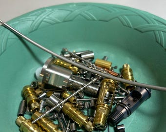 Kleine Metallteile, Komponenten, Schrauben, Stifte für die Schmuckherstellung, zum Basteln, über 130 Stück Lot 10